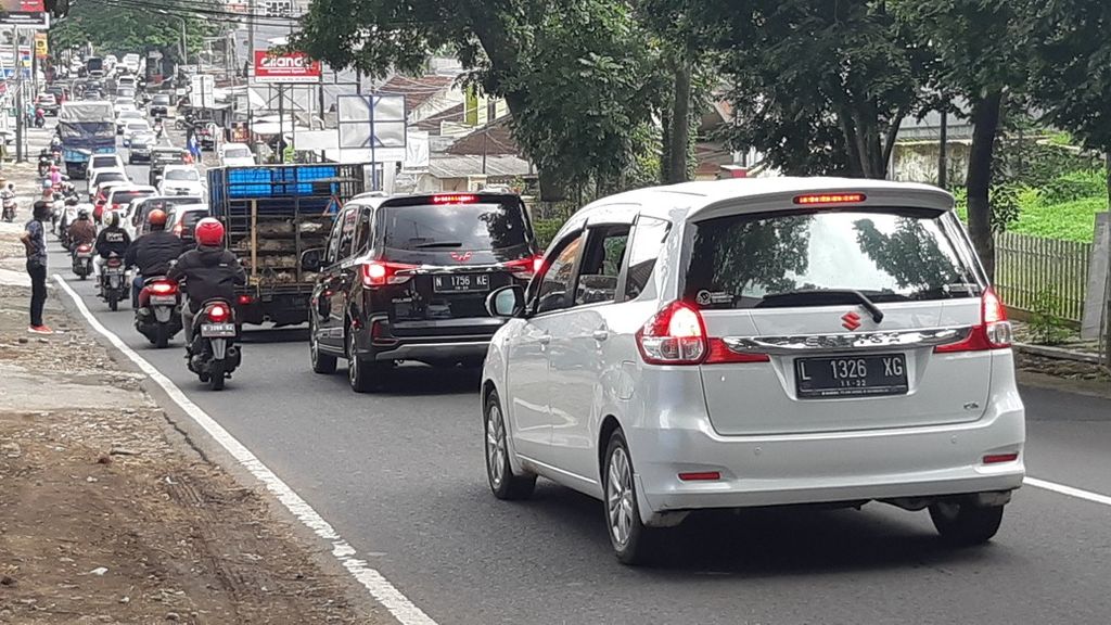Kendaraan merayap pelan di Jalan Ir Soekarno Kota Batu, Jawa Timur, Sabtu (25/12/2021). Sebagian besar dari mereka adalah wisatawan yang mengisi libur Natal. Peningkatan jumlah wisatawan membuat arus lalu lintas di sejumlah ruas jalan di Batu padat.