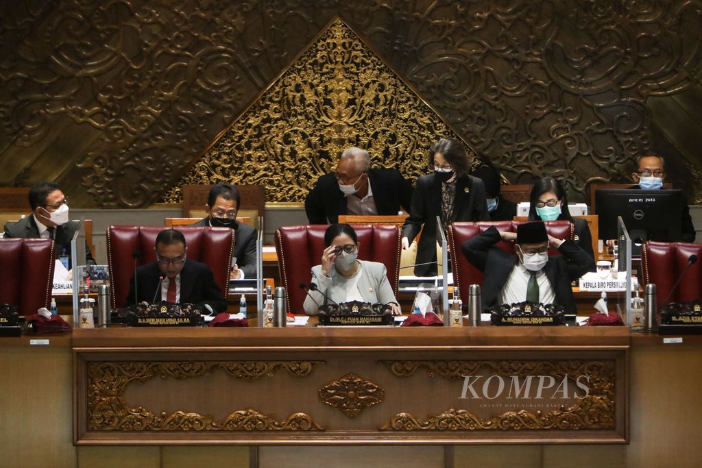 Ketua DPR Puan Maharani (tengah) bersama pimpinan DPR lainnya memimpin Rapat Paripurna DPR di Kompleks Parlemen, Senayan, Jakarta, Selasa (23/3/2021). 