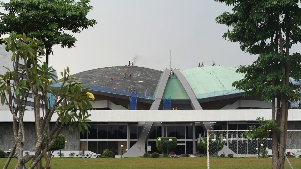 Pekerja merampungkan renovasi atap Gedung Nusantara DPR, atau yang dikenal dengan nama Gedung Kura-kura, di Kompleks DPR, Jakarta, Jumat (25/11/2022). 