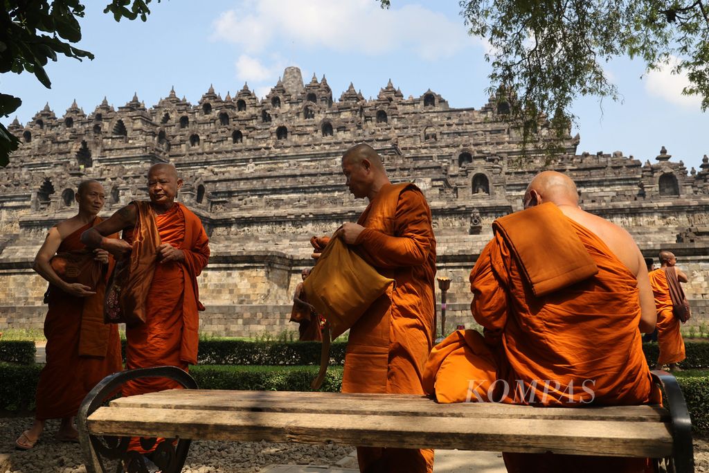 Biksu bersiap melakukan pradaksina saat perayaan Waisak 2567 BE/2023 di Candi Borobudur, Magelang, Jawa Tengah, Minggu (4/6/2023). Pradaksina dilakukan dengan mengelilingi Candi Borobudur sebanyak tiga kali sebagai salah satu wujud penghormatan untuk Sang Buddha. Peringatan detik-detik Waisak pada pukul 10.41.19 WIB berlangsung khidmat di tempat itu dengan dihadiri oleh umat Buddha dari sejumlah daerah dan negara. Tema perayaan Waisak pada tahun ini adalah "Aktualisasikan Ajaran Buddha Dharma di dalam Kehidupan Sehari-hari".