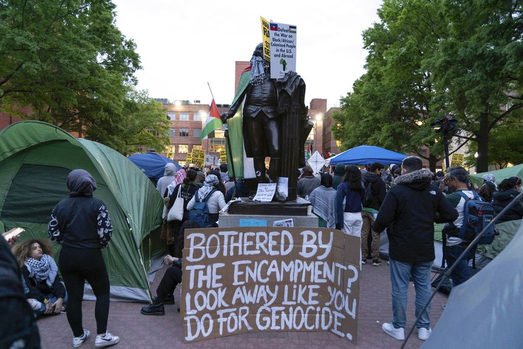 Unjuk rasa menolak Perang Gaza di George Washington University di Washington, Amerika Serikat, Kamis (25/4/2024).