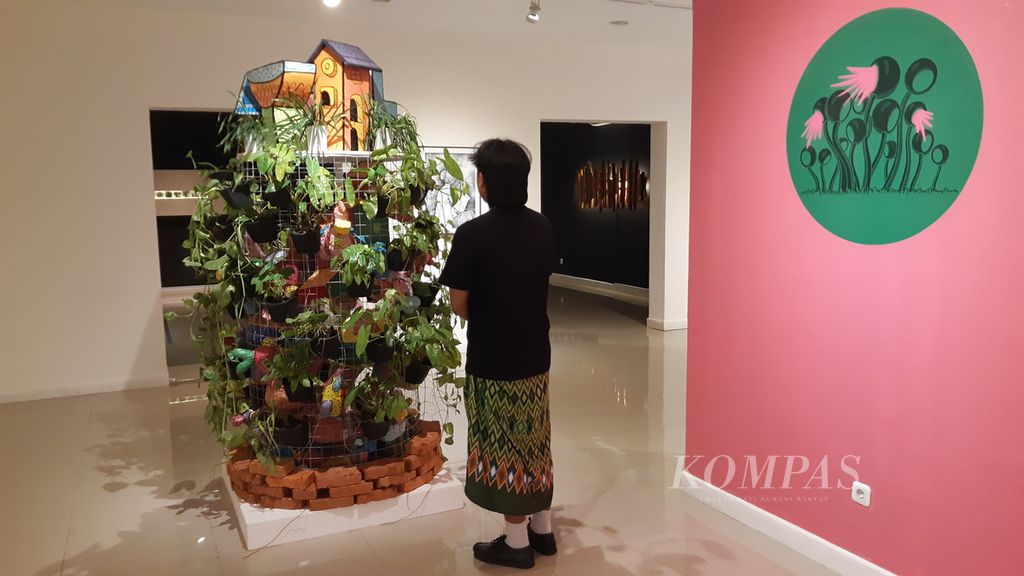 Seni instalasi karya Ary Okta berjudul Artificial Thing ditampilkan dalam pameran bertajuk Tempatan di Galeri Nasional Indonesia, Selasa (30/4/2024). Pameran berlangsung 30 April-16 Mei 2024.
