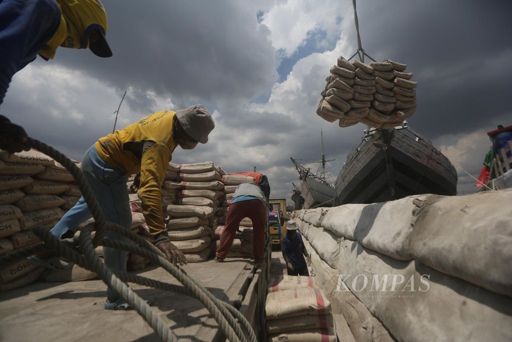 Buruh memindahkan semen dari atas truk ke lambung kapal di Pelabuhan Sunda Kelapa, Jakarta, Sabtu (2/4/2022). Asosiasi Semen Indonesia mendata penjualan semen domestik tumbuh 10,5 persen pada Januari-Februari 2022 secara tahunan menjadi 10,54 juta ton dari 9,54 juta ton.