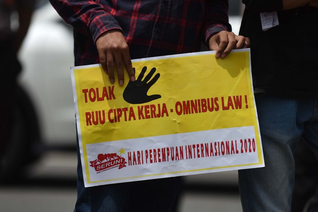Para buruh dan mahasiswa memperingati Hari Perempuan Internasional dengan berunjukrasa di depan Gedung DPR RI Senayan, Jakarta, Senin (9/3/2020). Selain mengecam kekerasan, diskriminasi, dan eksploitasi terhadap pekerja perempuan, mereka juga menyampaikan penolakannya terhadap omnibus law RUU Cipta Kerja. Kompas/Wawan H Prabowo