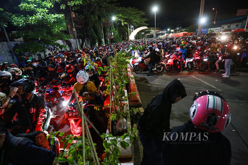 Thousands of motorbike travelers entering the Merak port, Cilegon, Banten, Saturday (30/4/2022) morning. The density of motorcyclists has been going on since the early hours of the morning.
