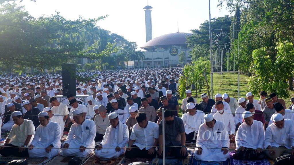 Jemaah melaksanakan shalat Idul Fitri 1444 Hijriah dengan khidmat di lapangan parkir sebelah barat Masjid Raya Sabilal Muhtadin, Banjarmasin, Kalimantan Selatan, Sabtu (22/4/2023). 