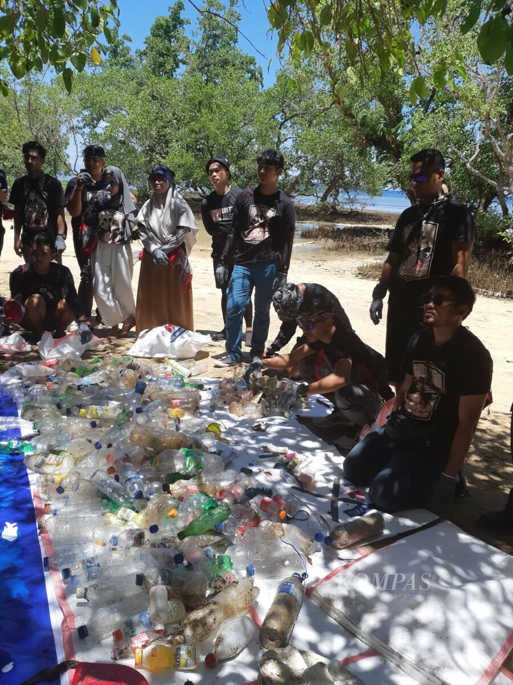 Sampah plastik jadi isu yang serius karena mulai merusak ekosistem laut. Memerangi sampah plastik jadi salah satu fokus kampanye anak muda peduli lingkungan. Tampak aksi bersih pantai di Pantai Bunaken, Manado, Sulawesi Utara, lewat program KFC untuk Negeri.