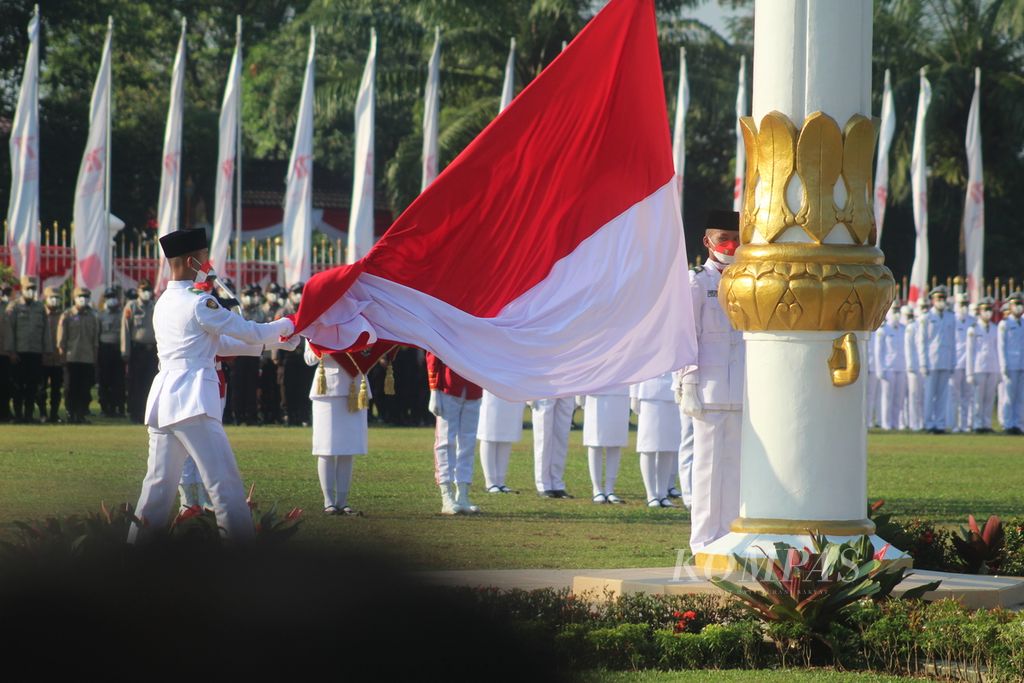 Pengibaran bendera pada peringatan Hari Ulang Tahun ke 77 tahun Republik Indonesia di Rumah Dinas Gubernur Sumatera Selatan, Rabu (17/8/2022). Perayaan tahun ini lebih ramai dibanding tahun lalu yang terbatas lantaran pandemi.
