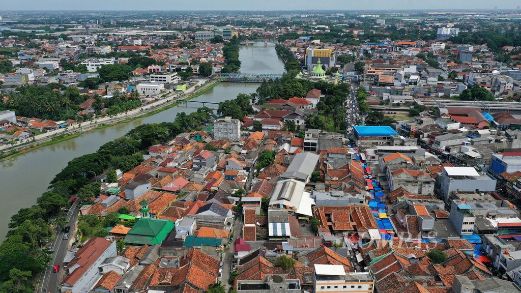 Foto udara Masjid Jami Kalipasir (kiri), Kelenteng Boen Tek Bio, dan Pasar Lama Kota Tangerang (tengah) dan Stasiun Kota Tangerang (atas, kanan) 