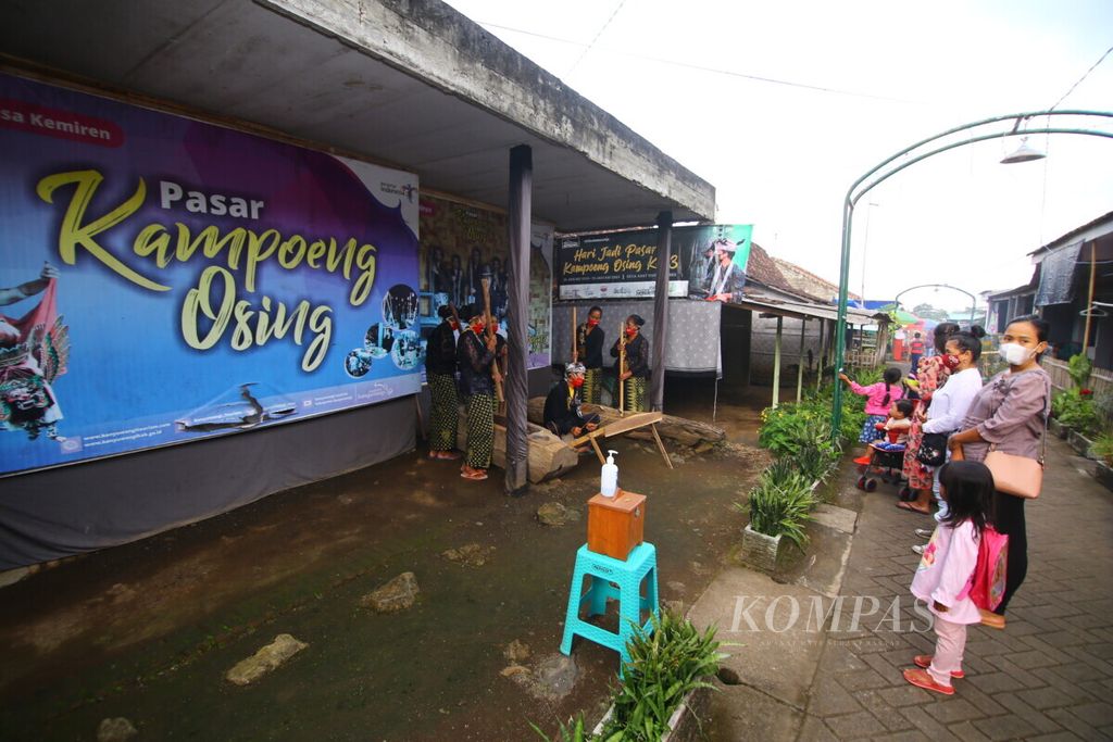 Pengunjung Pasar Kampoeng Osing menyaksikan pertunjukan kesenian musik gedogan di Pasar Kampoeng Osing, Desa Kemiren, Kecamatan Glagah, Banyuwangi, Jawa Timur, Sabtu (17/4/2021). Desa Kemiren merupakan salah satu dari 16 Desa Wisata Berkelanjutan yang dipilih oleh Kementerian Pariwisata dan Ekonomi Kreatif.