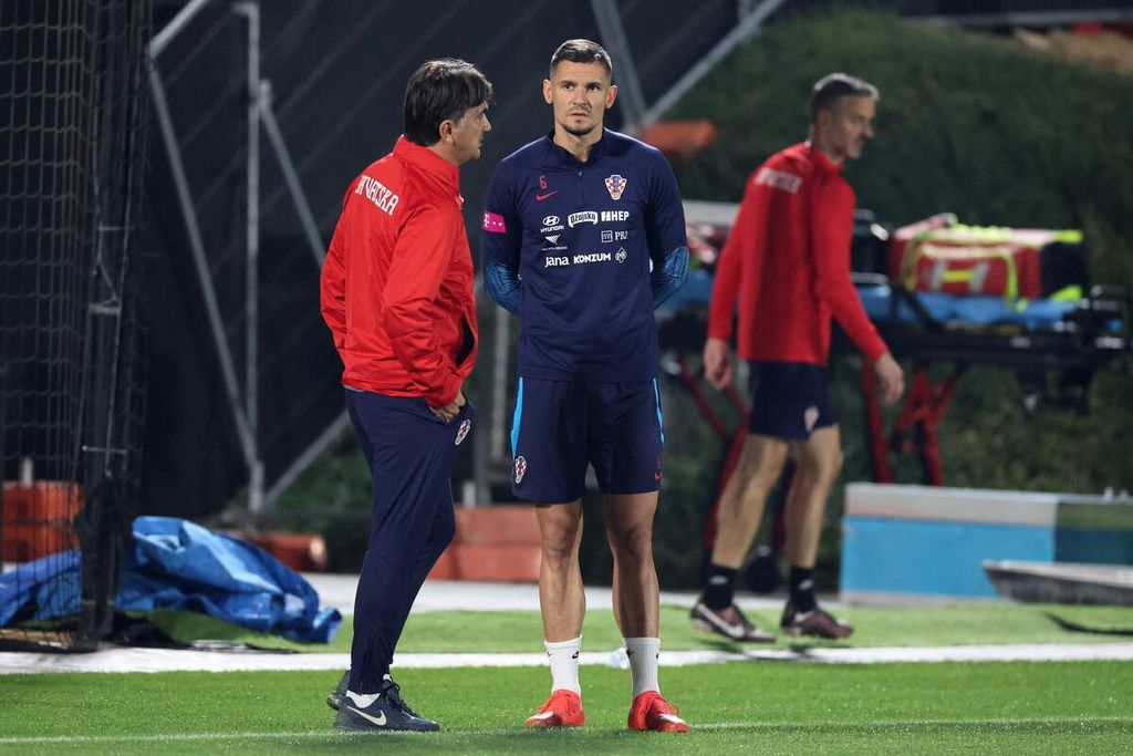 Croatia's defender #06 Dejan Lovren listens to his team coach Zlatko Dalic (L) while taking part in a training session at Al Erssal Training Site 3 in Doha on December 15, 2022, ahead of their third place play-off match against Morocco on December 17 during the Qatar 2022 World Cup football tournament.
