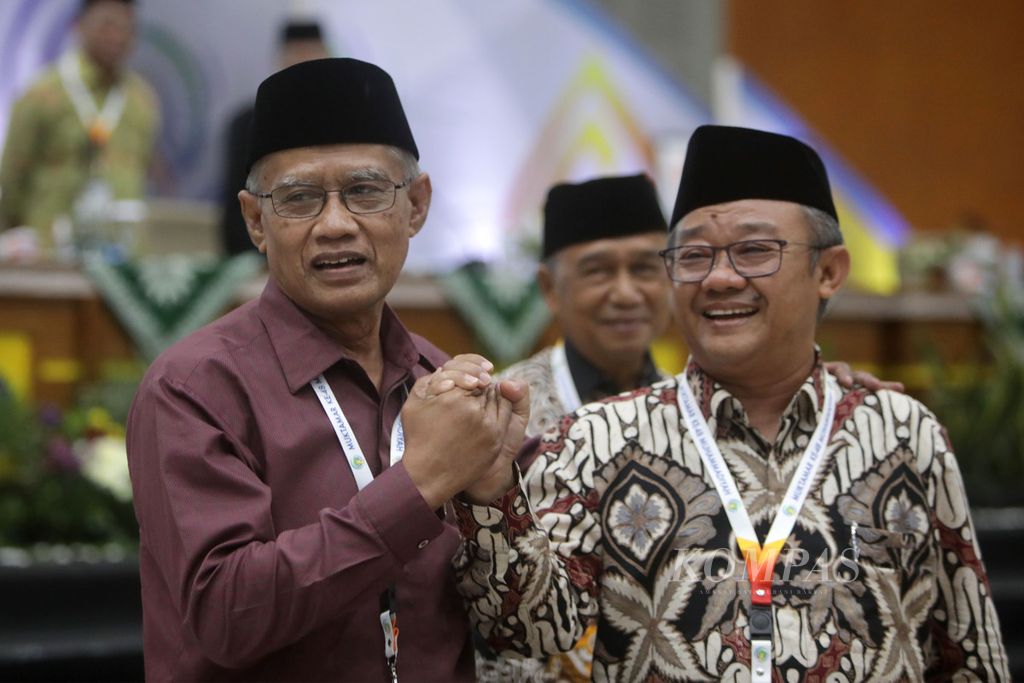 Haedar Nashir (kiri) dan Abdul Muti seusai diumumkan kepada muktamirin sebagai Ketua Umum dan Sekretaris Umum PP Muhammadiyah 2022-2022 dalam Muktamar Ke-48 Muhammadiyah di Edutorium Universitas Muhammadiyah Surakarta, Jawa Tengah, Minggu (20/11/2022). 