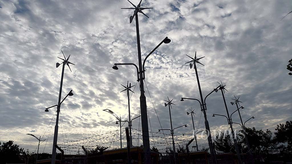 Kincir angin yang masing-masing mampu menghasil 450 watt listrik terpasang di Pantai Kenjeran Surabaya, Jumat (28/7). 