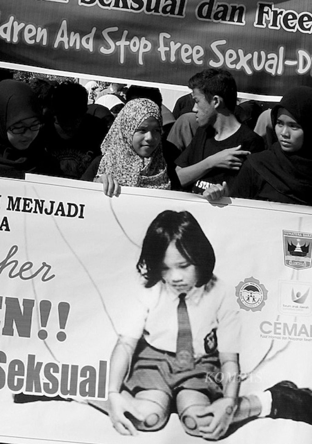Pelajar dari berbagai wilayah di Sumatera Barat menggelar aksi solidaritas menyikapi maraknya kasus kekerasan seksual terhadap anak di Indonesia di kawasan Jalan Sudirman Kota Padang, Minggu (25/5/2014). Lewat aksinya, mereka mengajak warga untuk ambil bagian dalam upaya perlindungan terhadap anak-anak dari tindakan asusila.