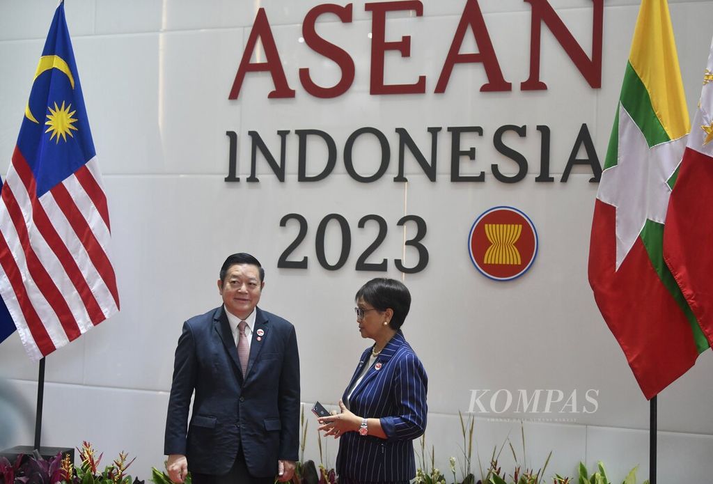 Minister of Foreign Affairs Retno Marsudi welcomes ASEAN Secretary General Kao Kim Hourn at the ASEAN Foreign Ministers (AMM) Retreat meeting at the ASEAN Secretariat, Jakarta, Friday (3/2/2023).