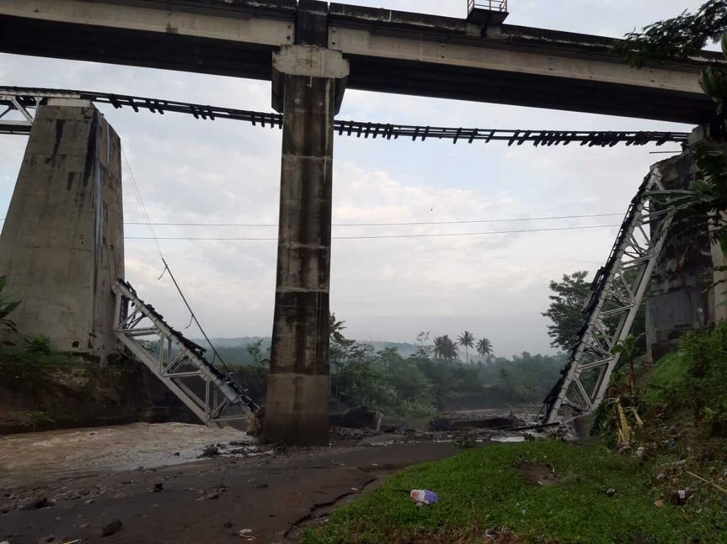 Kondisi jembatan kereta api di Desa Tonjong, Brebes, Jawa Tengah, yang ambrol, Selasa (12/1/2021). Perjalanan kereta api terganggu dan dialihkan.