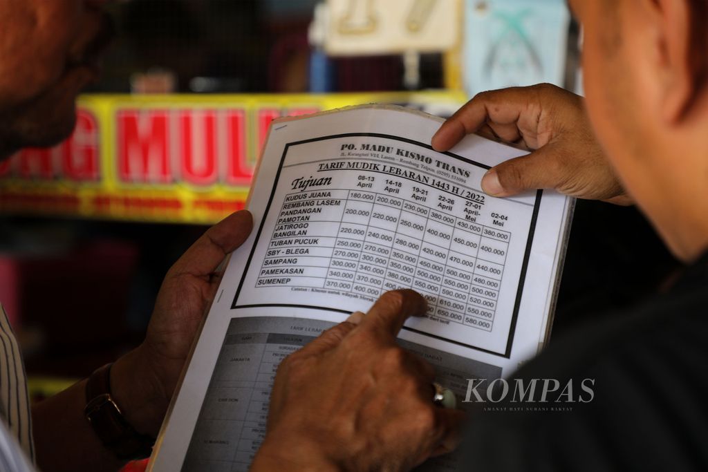 Petugas menunjukkan tarif bus selama arus mudik Lebaran 2022 kepada calon penumpang di Terminal Bus Pondok Pinang, Jakarta, Minggu (24/4/2022).  
