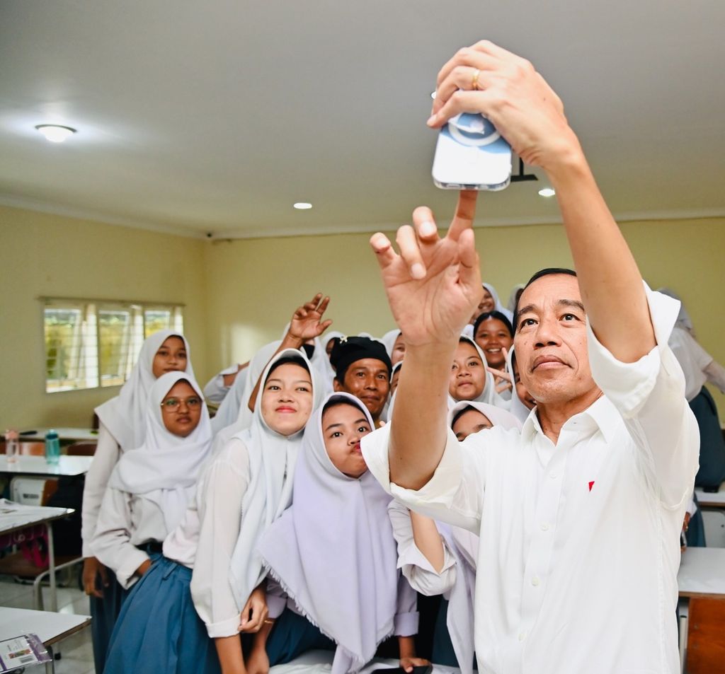 Di sela peninjauan SMK Negeri 4 Kota Jambi, para siswa meminta swafoto bersama Presiden Joko Widodo.