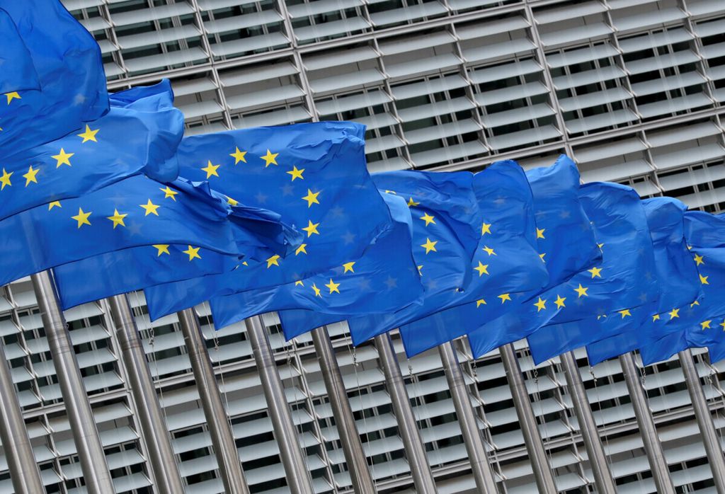 Bendera-bendera Uni Eropa di luar markas besarnya di Brussels, Belgia, 5 Juni 2020.      