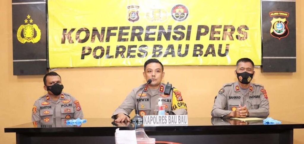 Kapolres Baubau Ajun Komisaris Besar Erwin Pratomo (tengah) memberikan keterangan pers di Baubau, Sulawesi Tenggara, awal April 2022.
