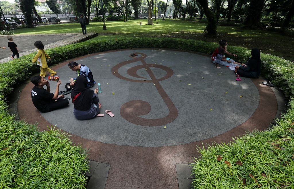 Warga bersantai di Taman Suropati, Menteng, Jakarta Pusat, Sabtu (6/5/2023).