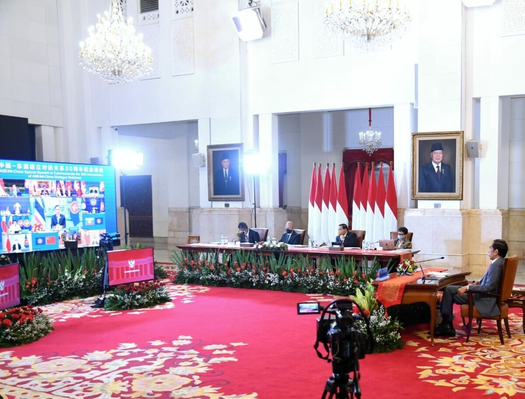 Presiden Joko Widodo menghadiri Konferensi Khusus untuk Memperingati 30 Tahun Hubungan ASEAN-China secara virtual dari Istana Kepresidenan Jakarta, Senin (22/11/2021). 