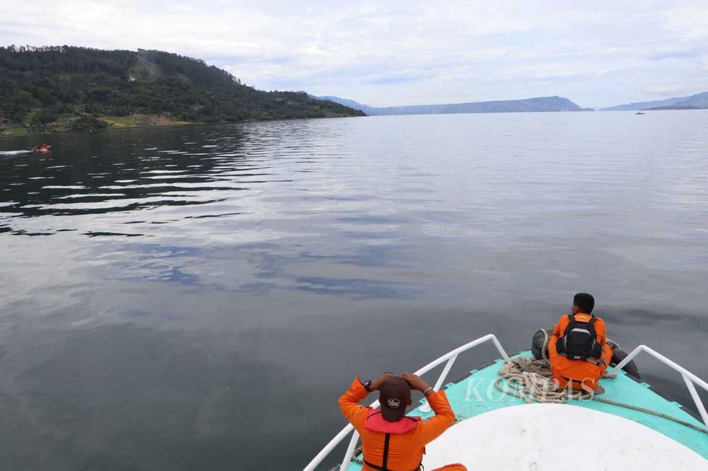 Tim SAR melakukan penyisiran perairan Danau Toba, Rabu (20/6/2018), untuk mencari korban kecelakaan kapal Sinar Bangun di kawasan itu.
