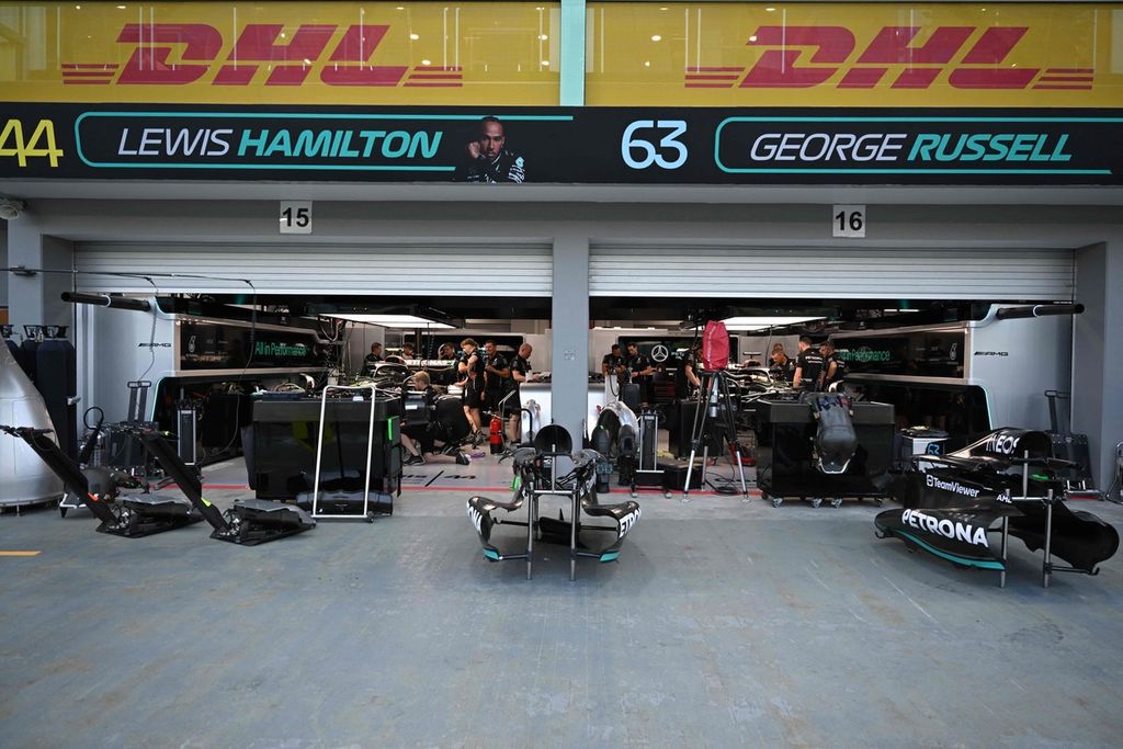 Suasana pit tim Mercedes menjelang balapan Formula 1 seri Singapura, Kamis (14/9/2023).