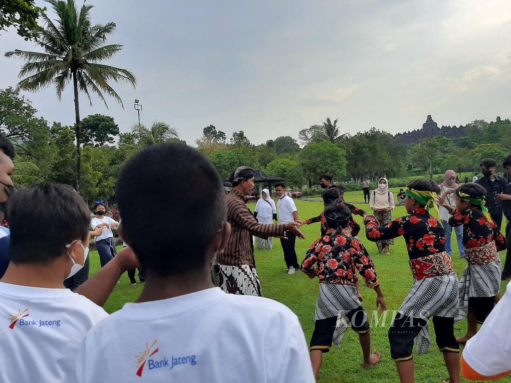 Anak-anak penyandang disabilitas intelektual tampak antusias menari di sela-sela acara Kirab Obor Pesonas 2022 yang melintasi Taman Wisata Candi Borobudur, Sabtu (16/4/2022).