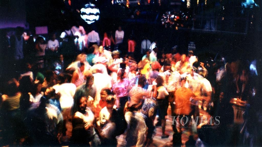 Suasana lantai salah satu bar di Jakarta padat oleh para pelanggan yang asyik berajojing hingga pagi.