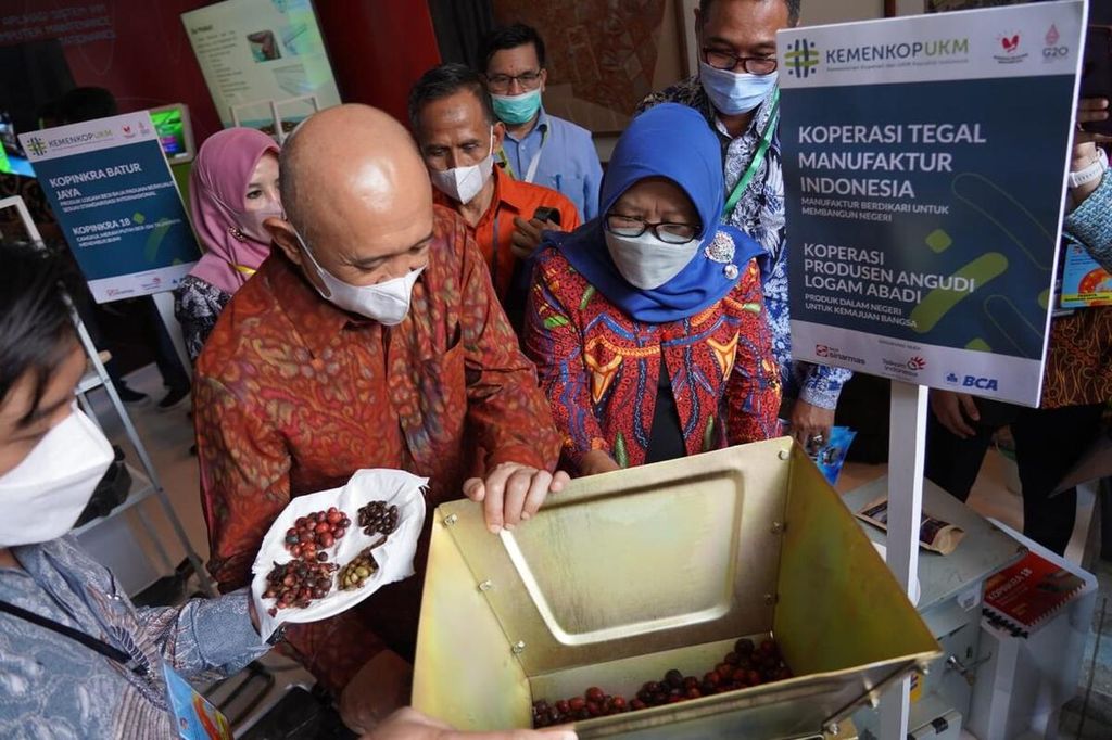 Berbagai produk koperasi dan UMKM dipamerkan dalam "Business Matching" di Nusa Dua, Bali, 22-24 Maret 2022. Dari alat kesehatan hingga pertanian dapat diproduksi di dalam negeri.
