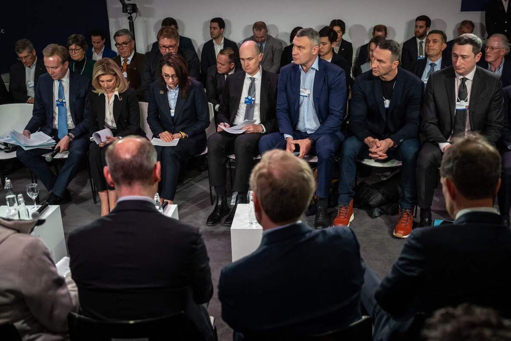 Ibu Negara Ukraina Olena Zelenska (depan, kedua dari kiri), Wali Kota Kyiv Vitali Klitschko (depan, ketiga dari kanan), dan mantan petinju Wladimir Klitschko (depan, kedua dari kanan) mengikuti sesi mengheningkan cipta atas para korban kecelakaan helikopter di Ukraina saat mereka menghadiri pertemuan dengan para CEO pada Forum Ekonomi Dunia di Davos, Swiss, Rabu (18/1/2023). 