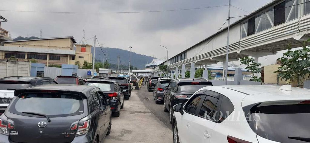 Entering the second day of the homecoming flow, on Thursday (4/4/2024), vehicle queues began to occur at Merak Port, Banten, intending to cross to Bakauheni Port, Lampung.