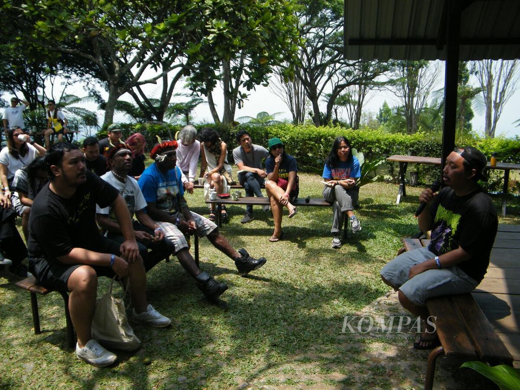 Perwakilan Bandung Photography Month, Wahyu Dhian (kanan), menyampaikan presentasi tentang aktivitasnya di RRRec Fest in the Valley 2023 di Sukabumi, Jawa Barat, Sabtu (7/10/2023).