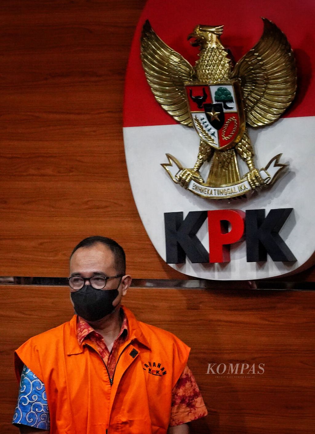 Rafael Alun Trisambodo entered the exposure room at the Corruption Eradication Commission (KPK) Office, Jakarta, after being questioned as a suspect and officially detained, Monday (3/4/2023). Rafael Alum Trisambodo is suspected of receiving gratuities from taxpayers for conditioning various tax audit findings.