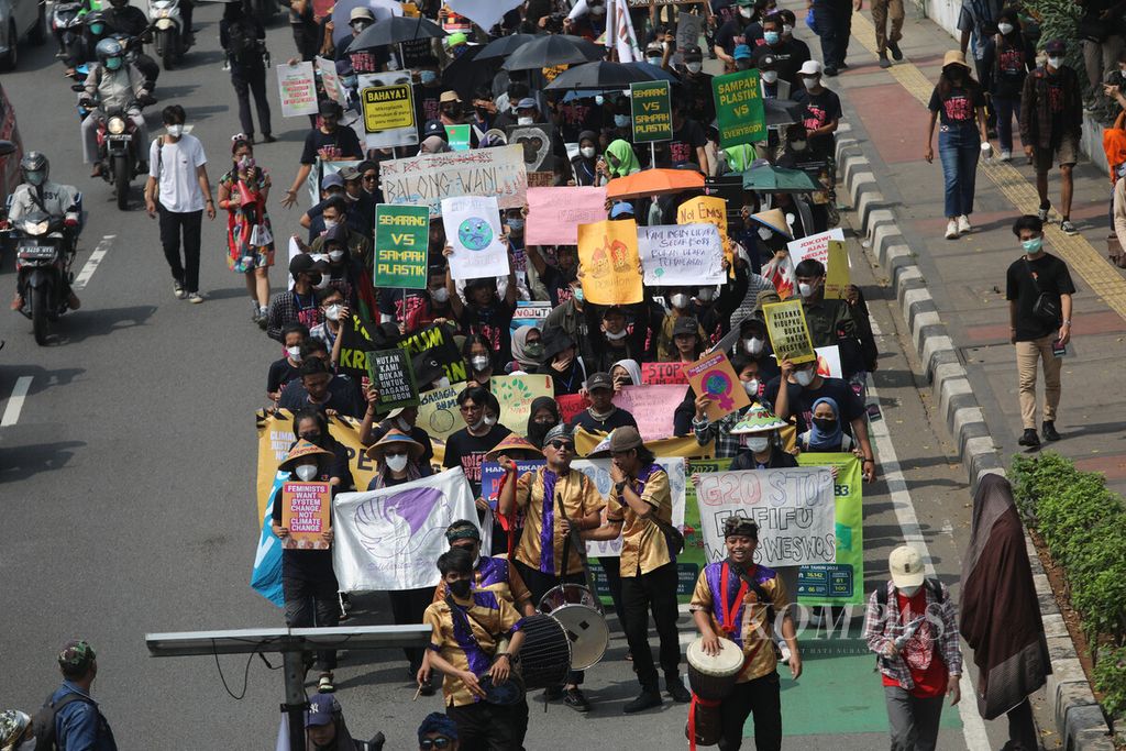 Ratusan anak muda dari enam provinsi se-Jawa mengikuti pawai "Youth20ccupy : Voice of The Future" di Jalan Gatot Subroto menuju Kementerian Lingkungan Hidup (KLH), Jakarta, Kamis (21/7/2022). 