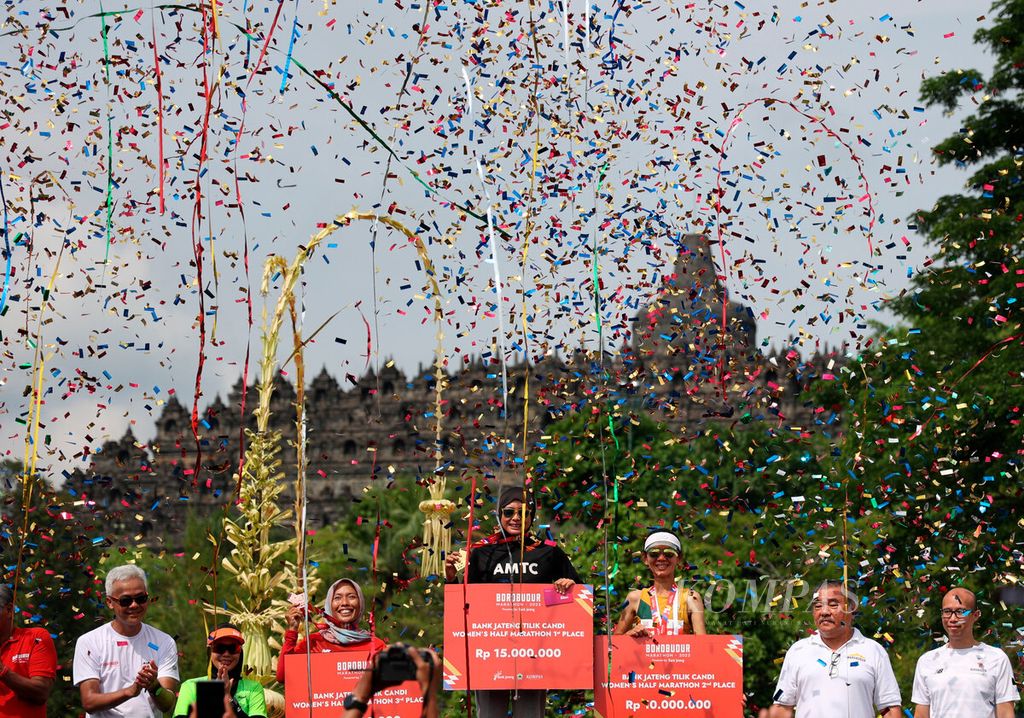 Tiga pemenang lari Tilik Candi kategori putri yang menerima hadiah dan medali bersamaan dengan penyelenggaraan Borobudur Marathon 2022 Powered by Bank Jateng di Taman Lumbini, kawasan Candi Borobudur, Jawa Tengah, Minggu (13/11/2022). 
