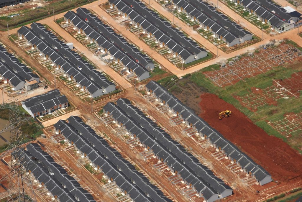 Proyek pembangunan perumahan baru di kawasan Serpong, Tangerang Selatan, Banten, Rabu (22/4/2015).