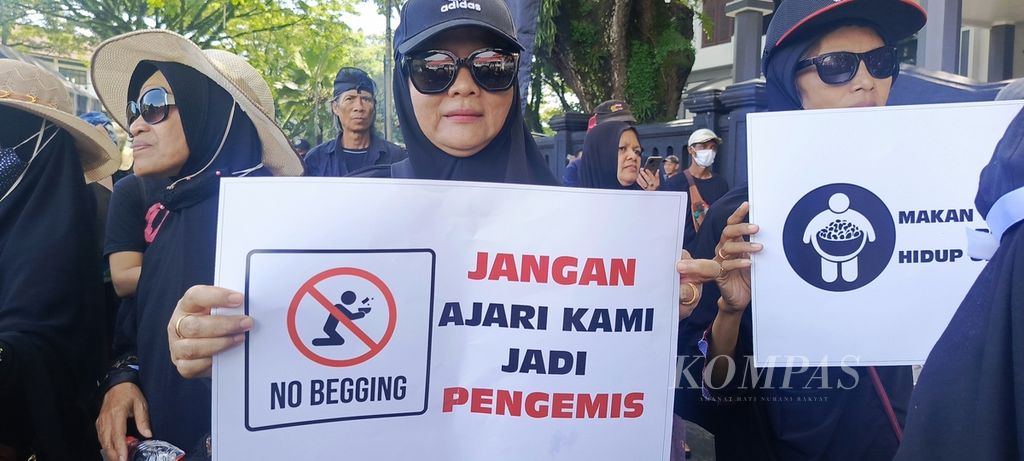 Aliansi Rakyat Malang Menggugat untuk Indonesia berunjuk rasa mengusung tiga hal. Di antaranya adalah tuntutan agar pemerintah menurunkan harga sembako, mengembalikan cita-cita Reformasi 1998, serta mendukung dilakukannya hak angket, Rabu (6/3/2024).