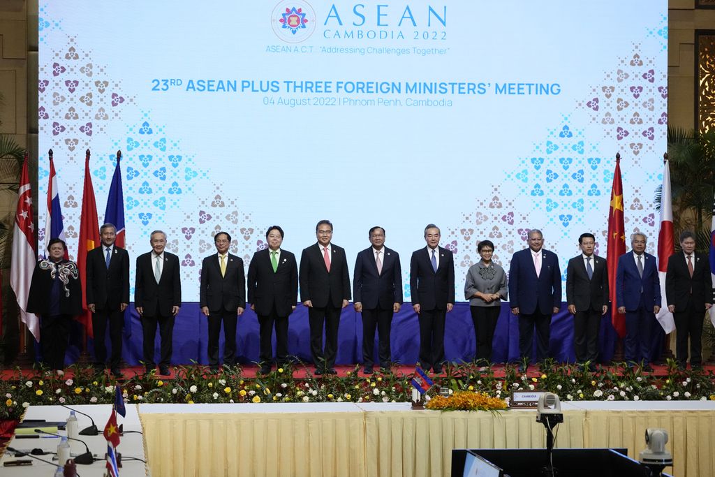 Para menlu ASEAN bersama para menlu dari negara-negara mitra, yakni Jepang, Korea Selatan, dan China, berfoto bersama dalam rangkaian Pertemuan Ke-55 Menlu ASEAN di Phnom Penh, Kamboja, 4 Agustus 2022. 