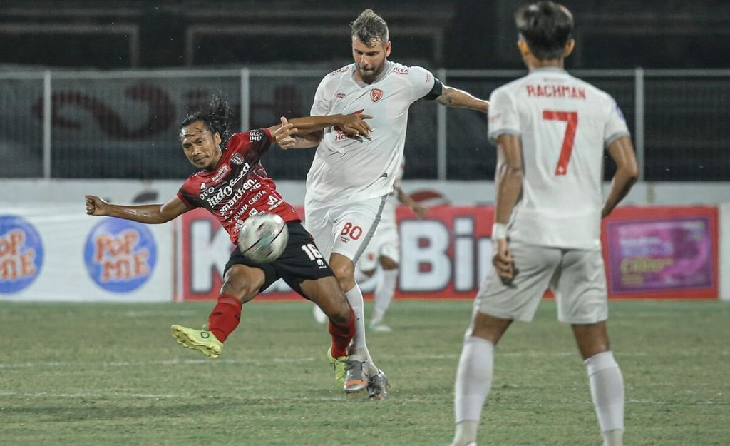 Pemain Bali United, Hariono, berduel dengan pemain PSM Makassar, Willem Jan Pluim, dalam laga lanjutan BRI Liga 1 2021-2022 di Stadion I Gusti Ngurah Rai, Kota Denpasar, Senin (7/2/2022). Pertandingan berakhir imbang, 2-2.