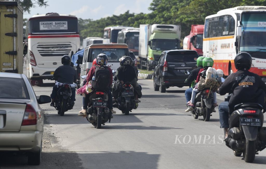 Pemudik yang menggendarai sepeda motor melaju di Jalan Arteri, Karawang, Jawa Barat, menuju ke arah Jakarta, Jumat (6/5/2022). 