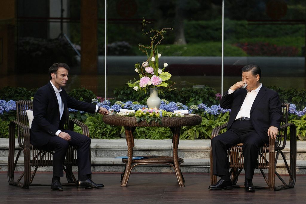 Presiden China Xi Jinping menjamu Presiden Perancis Emmanuel Macron di Rumah Dinas Gubernur Guangzhou pada April 2023. 