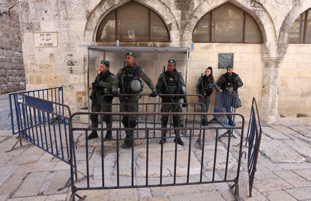 Pasukan keamanan Israel berjaga-jaga di Kota Tua Jerusalem, 31 Maret 2022. 