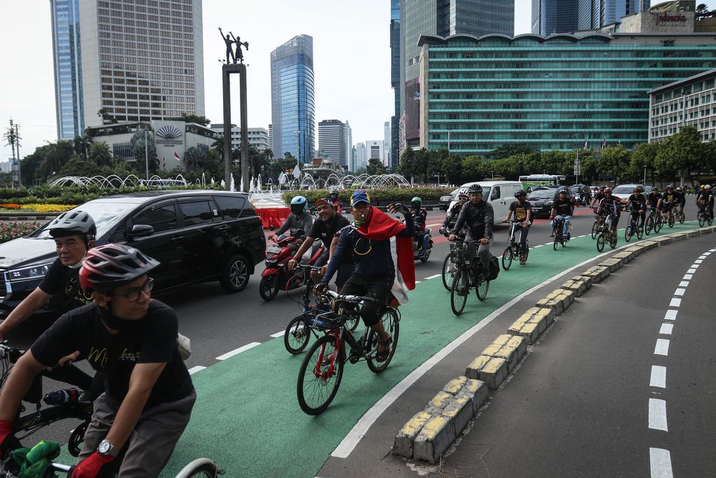 Para peserta aksi "Gowes Aspirasi" melintas di kawasan Bundaran Hotel Indonesia, Jakarta Pusat, Jumat (18/11/2022). Bike to Work Indonesia menekankan pentingnya kelanjutan pembangunan jalur sepeda untuk memfasilitasi keselamatan, keamanan, dan kenyamanan pesepeda. 