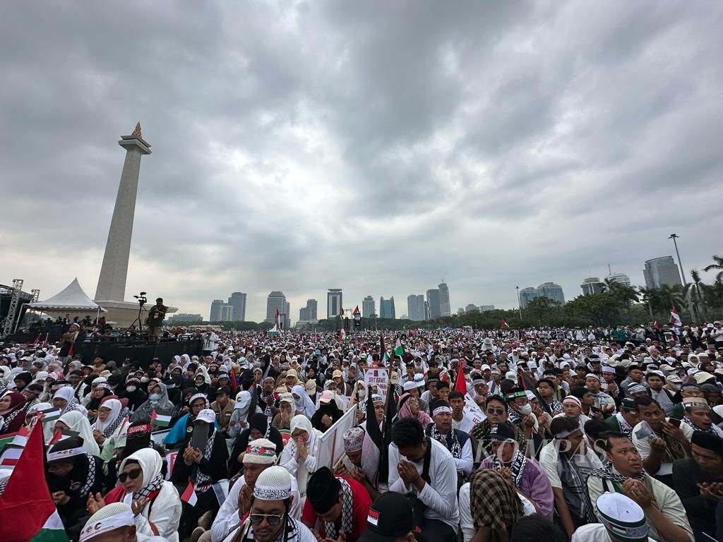 Warga berunjuk rasa di kawasan Monumen Nasional, Jakarta, Minggu (5/11/2023), mendukung perjuangan rakyat Palestina dan menuntut segera dihentikannya kekerasan di Jalur Gaza.
