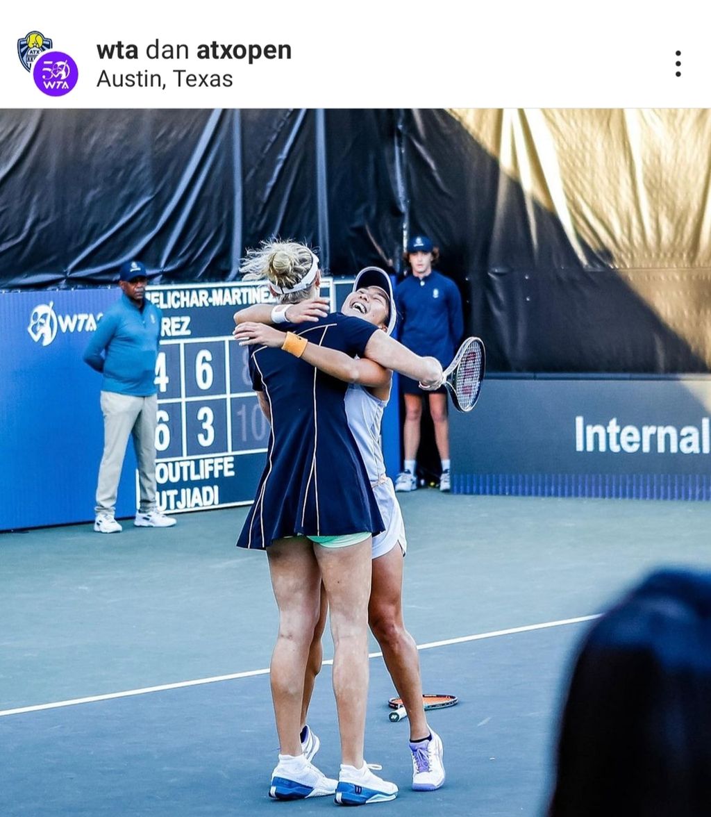 Petenis putri Indonesia, Aldila Sutjiadi, (kanan) dan Erin Routliffe dari Selandia Baru berpelukan setelah menjuarai nomor ganda putri turnamen WTA 250 Austin, di Austin, Texas, Amerika Serikat, Minggu (5/3/2023). 