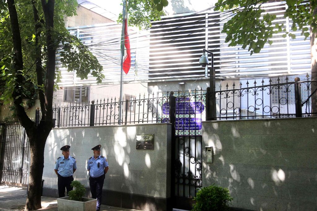 Aparat kepolisian berjaga-jaga di luar kantor Kedutaan Besar Iran di Tirana, Albania, Rabu (7/9/2022). 