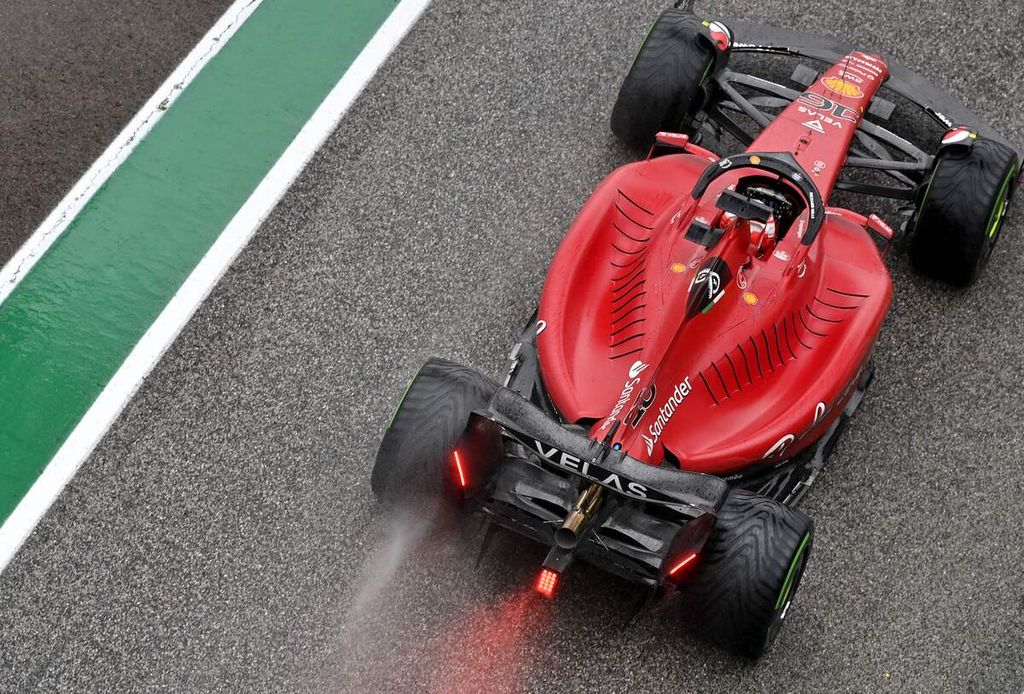 Pebalap Ferrari, Charles Leclerc, memacu mobilnya saat sesi latihan bebas pertama balapan Formula 1 seri Emilia Romagna di Sirkuit Imola, Italia, Jumat (22/4/2022). 