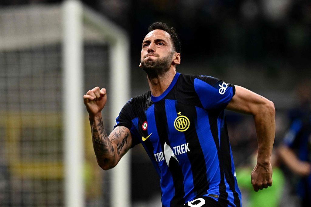 Pemain Inter Milan, Hakan Calhanoglu, merayakan golnya ke gawang Cagliari pada laga Liga Italia di Stadion San Siro, Milan, Senin (15/4/2024) dini hari WIB. Laga berakhir imbang 2-2.